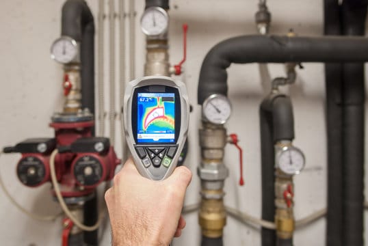 Plumber using a thermal imaging camera to inspect pipes in Villa Rica
